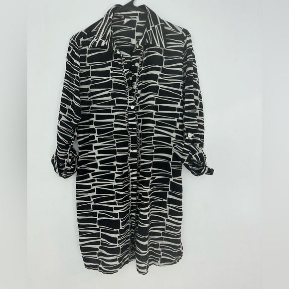 Black and White Patterned Button-Up Shirt Trina Turk - Picture 1 of 12